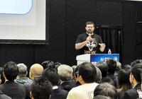 ビジネスイベント内でトークショーを行ったウルフアロン