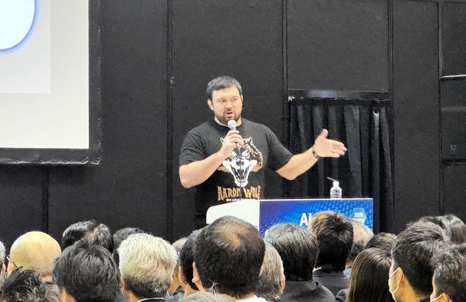 ビジネスイベント内でトークショーを行ったウルフアロン