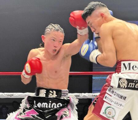 　デビュー戦で日本ランカーの大橋波月（右）を攻める片岡雷斗