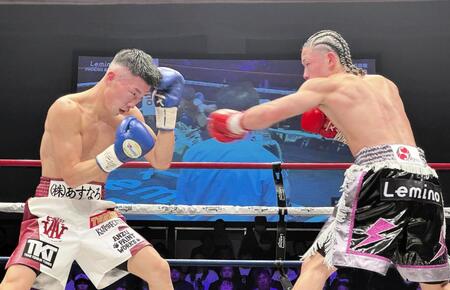 プロデビュー戦に臨んだ片岡雷斗（右）と対戦した大橋波月＝２４日