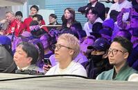 片岡雷斗のプロデビュー戦をリングサイドで見つめた（左から）大橋秀行会長、井上尚弥、井上拓真＝２４日