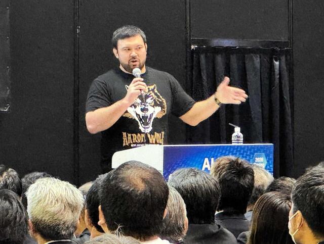 　ビジネスイベント内でトークショーを行ったウルフアロン