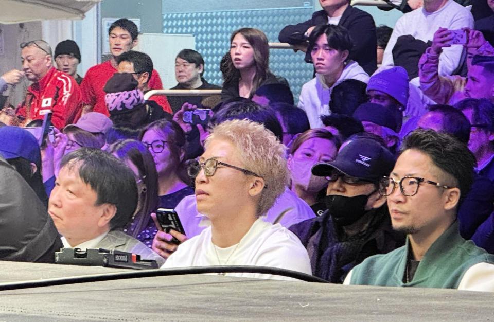 片岡雷斗のプロデビュー戦をリングサイドで見つめた（左から）大橋秀行会長、井上尚弥、井上拓真＝２４日