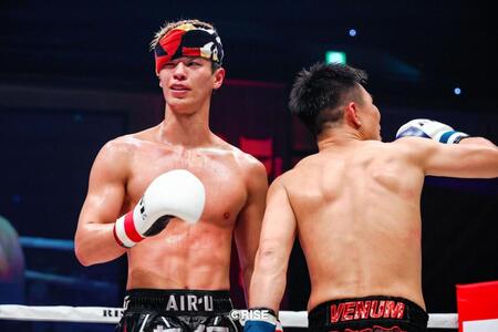 カピタン・ペッティンディーアカデミー（右）に敗れた白鳥大珠＝ＲＩＳＥ提供