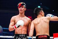 カピタン・ペッティンディーアカデミー（右）に敗れた白鳥大珠＝ＲＩＳＥ提供