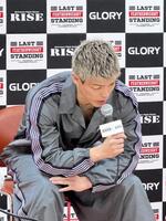 延長負傷判定で敗れ、無念さをにじませる白鳥大珠