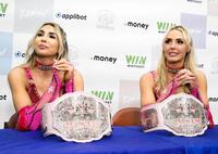 プリンセスタッグ王座を奪取したジェシー・マッケイ（左）とキャシー・リー