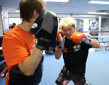 葛西裕一トレーナー相手にミット打ちを行う那須川天心（撮影・金田祐二）