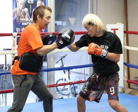 葛西裕一トレーナー（左）を相手にミット打ちを行う那須川天心（撮影・金田祐二）