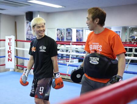 ミット打ちを行い葛西裕一トレーナーと笑顔を見せる那須川天心（撮影・金田祐二）