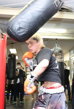 サンドバックをたたく那須川天心（撮影・金田祐二）