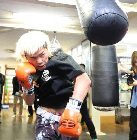 サンドバックをたたく那須川天心（撮影・金田祐二）