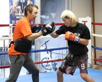 葛西裕一トレーナー（左）を相手にミット打ちを行う那須川天心（撮影・金田祐二）