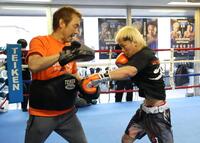葛西裕一トレーナー（左）を相手にミット打ちを行う那須川天心（撮影・金田祐二）