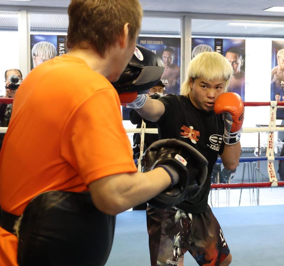 葛西裕一トレーナー相手にミット打ちを行う那須川天心（撮影・金田祐二）