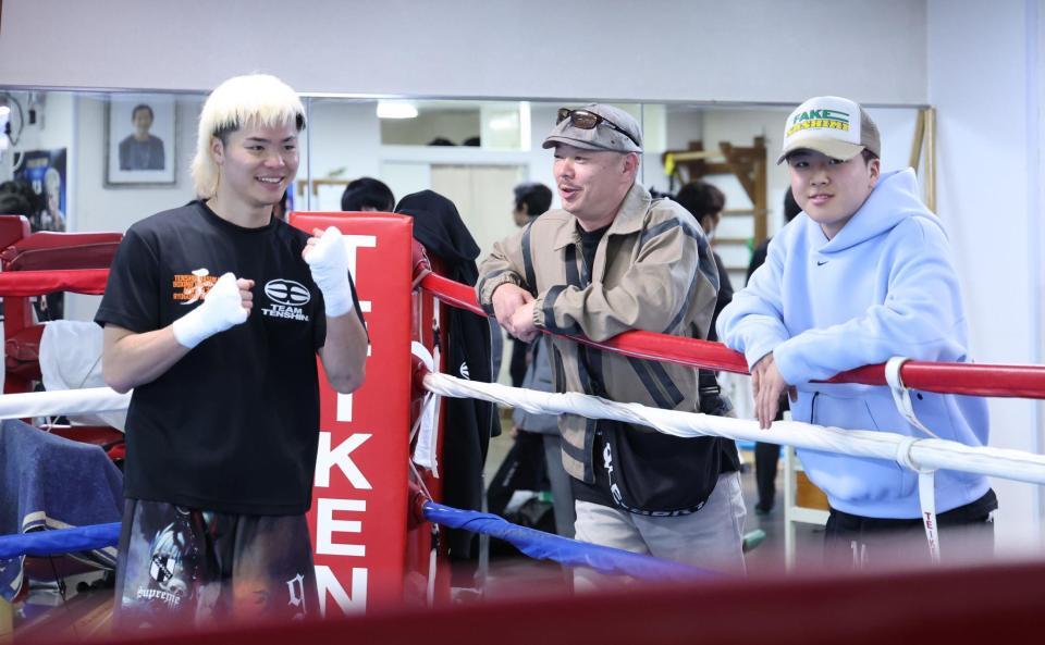 父・弘幸さん（中央）、弟・龍心（右）と笑顔の那須川天心（撮影・金田祐二）