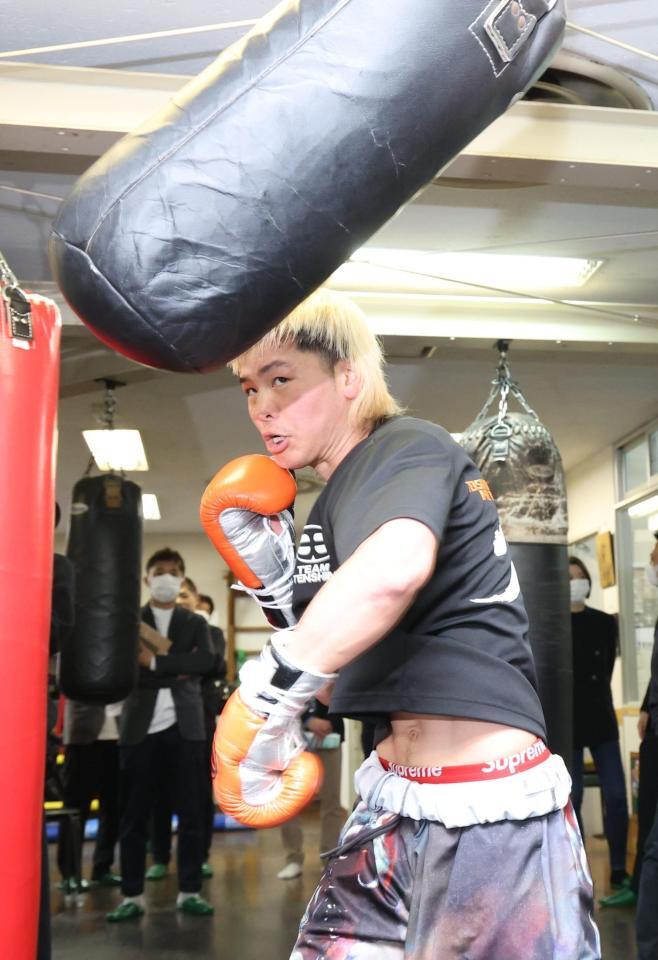 サンドバックをたたく那須川天心（撮影・金田祐二）