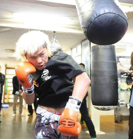 　ミット打ちを行う那須川天心（撮影・金田祐二）