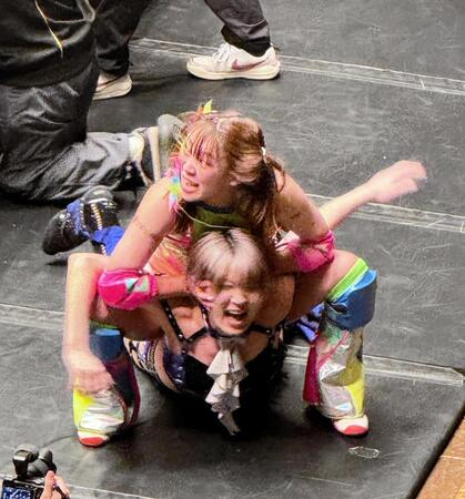 安納サオリとの前哨戦で激しくやり合い、場外でキャメルクラッチを仕掛けるフワちゃん