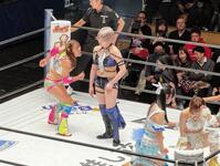 他力で安納サオリ（左から２人目）との前哨戦に勝利し、挑発するフワちゃん（左端）。手前ではフォールを奪われたなつぽい（右端）が意気消沈