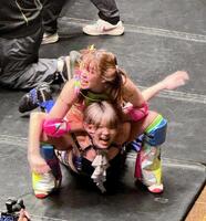 安納サオリとの前哨戦で激しくやり合い、場外でキャメルクラッチを仕掛けるフワちゃん