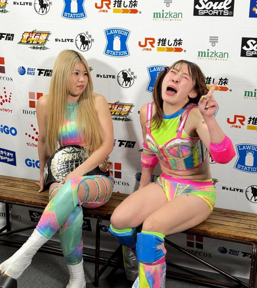 安納サオリとの前哨戦に他力で勝利し、調子に乗るフワちゃん（右）と心配そうな葉月