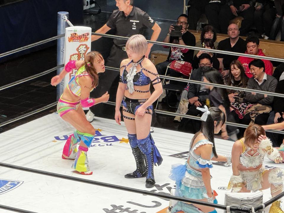 他力で安納サオリ（左から２人目）との前哨戦に勝利し、挑発するフワちゃん（左端）。手前ではフォールを奪われたなつぽい（右端）が意気消沈