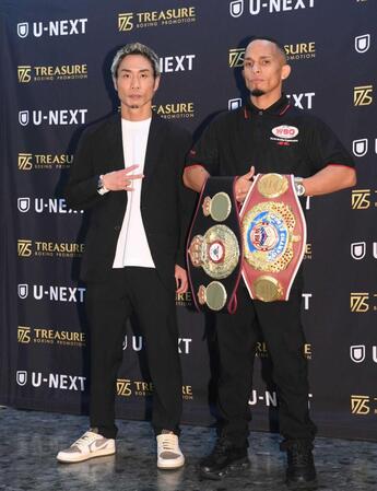 　会見を終え闘志を燃やす谷口将隆（左）と対戦相手のレネ・サンティアゴ（撮影・開出牧）