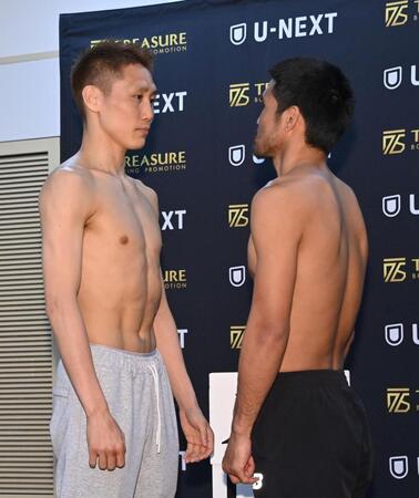 フェイスオフをする小国以載（左）とマーロン・タパレス（撮影・持木克友）