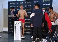 計量をパスした小国以載（左）とみつめるマーロン・タパレス（撮影・持木克友）