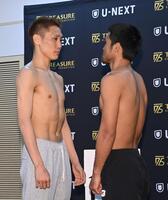 フェイスオフをする小国以載（左）とマーロン・タパレス（撮影・持木克友）