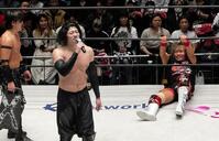 前哨戦を制したＯＺＡＷＡ（左から２人目）はマイクで毒舌攻撃を浴びせ、内藤哲也（右）も思わず苦笑いする