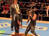 メイン終了後、ＩＷＧＰジュニア挑戦を電撃表明したタイガーマスク（左）と驚く王者・ＤＯＵＫＩ