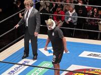 メイン終了後、ＩＷＧＰジュニア王座挑戦を電撃表明したタイガーマスク