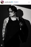 瓜田純士のインスタグラム（＠ｊｕｎｓｈｉ．ｒｅｉｋｏ）より。モデル顔負けの渋さも出せる！