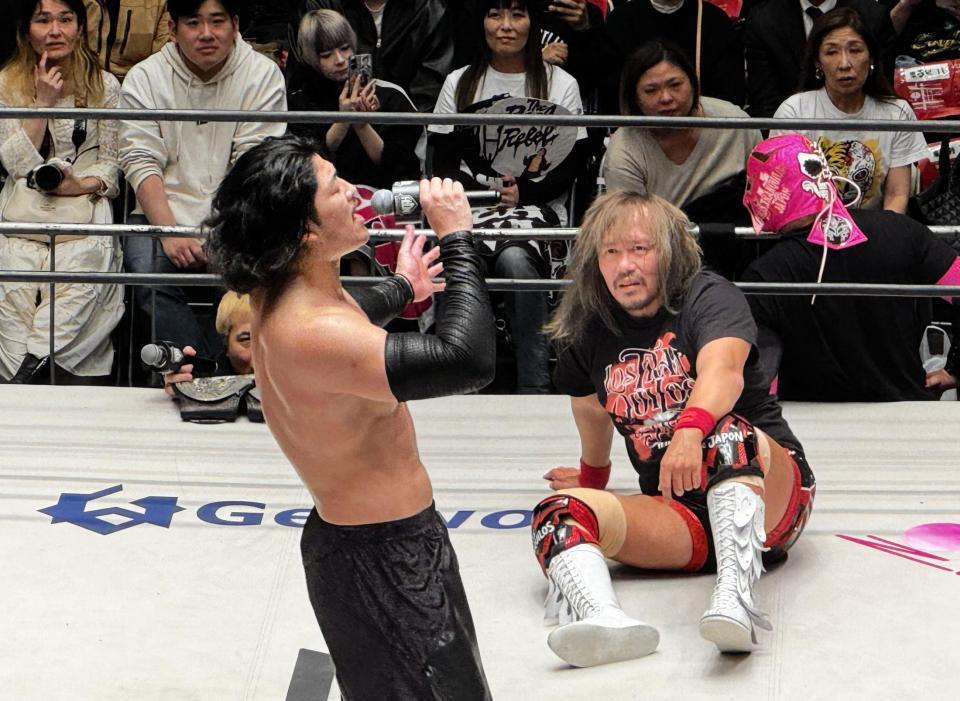 ＯＺＡＷＡ（左）から毒舌攻撃を浴び、苦笑いする内藤哲也