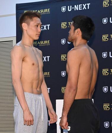 　フェイスオフをする小国以載（左）とマーロン・タパレス