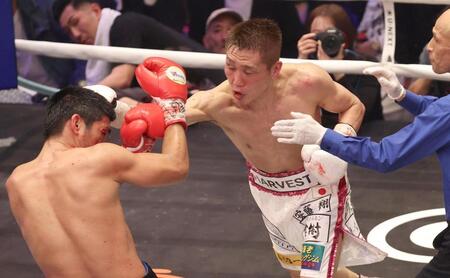 ７回、マーロン・タパレス（左）を攻める小国以載（撮影・佐々木彰尚）