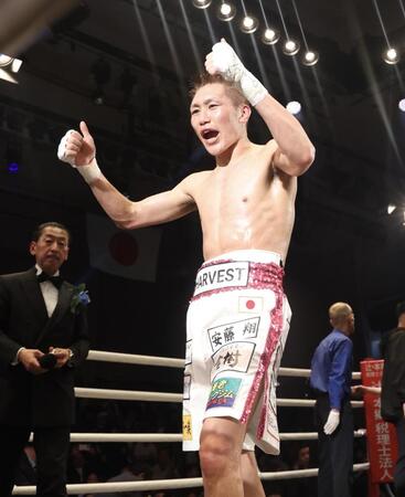 試合を制した小国以載（撮影・石井剣太郎）