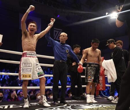 マーロン・タパレスに勝利した小国以載（左端）＝撮影・石井剣太郎