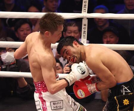 １０回、マーロン・タパレス（右）を攻める小国以載（撮影・佐々木彰尚）