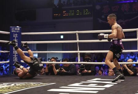 ５回、ダウンする谷口将隆（撮影・石井剣太郎