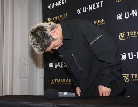 会見終了時、頭を下げる谷口将隆（撮影・佐々木彰尚）