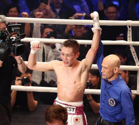 判定勝ちをおさめた小国以載（撮影・佐々木彰尚）