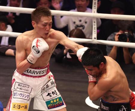 １０回、マーロン・タパレス（右）を攻める小国以載（撮影・佐々木彰尚）