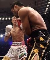 ２回、マーロン・タパレスを攻める小国以載（撮影・石井剣太郎）