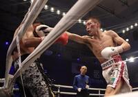 ６回、マーロン・タパレスを攻める小国以載（撮影・石井剣太郎）