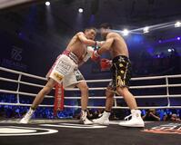 ４回、マーロン・タパレスを攻める小国以載（撮影・石井剣太郎）