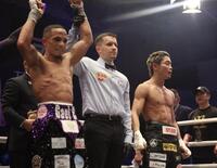 レネ・サンティアゴに敗れた谷口将隆（右端）（撮影・石井剣太郎）