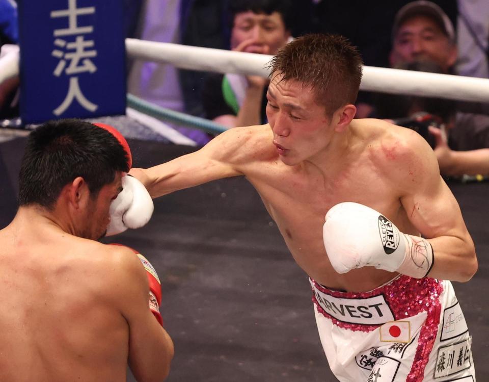 ８回、マーロン・タパレス（左）の顔面をとらえる小国以載（撮影・佐々木彰尚）